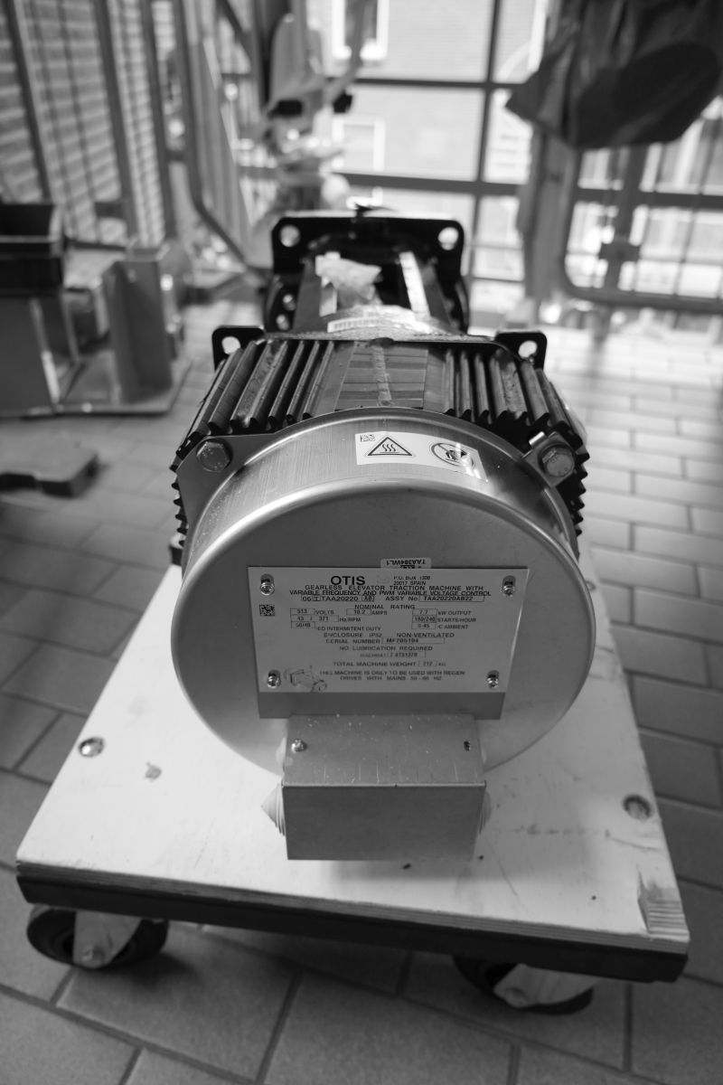 Nieuwe liftmachine gereed voor montage bij het project in Assen