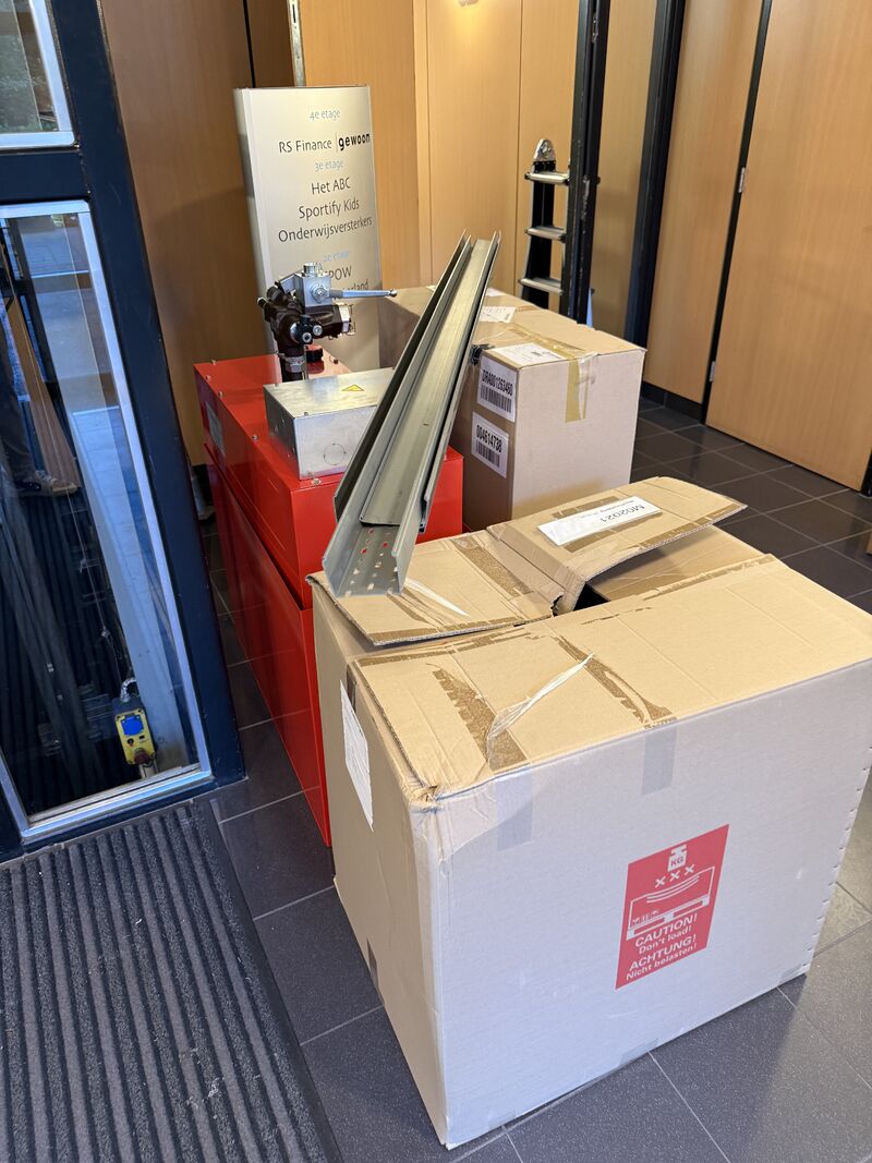 Nieuwe componenten gereed bij de hydraulische lift in Purmerend