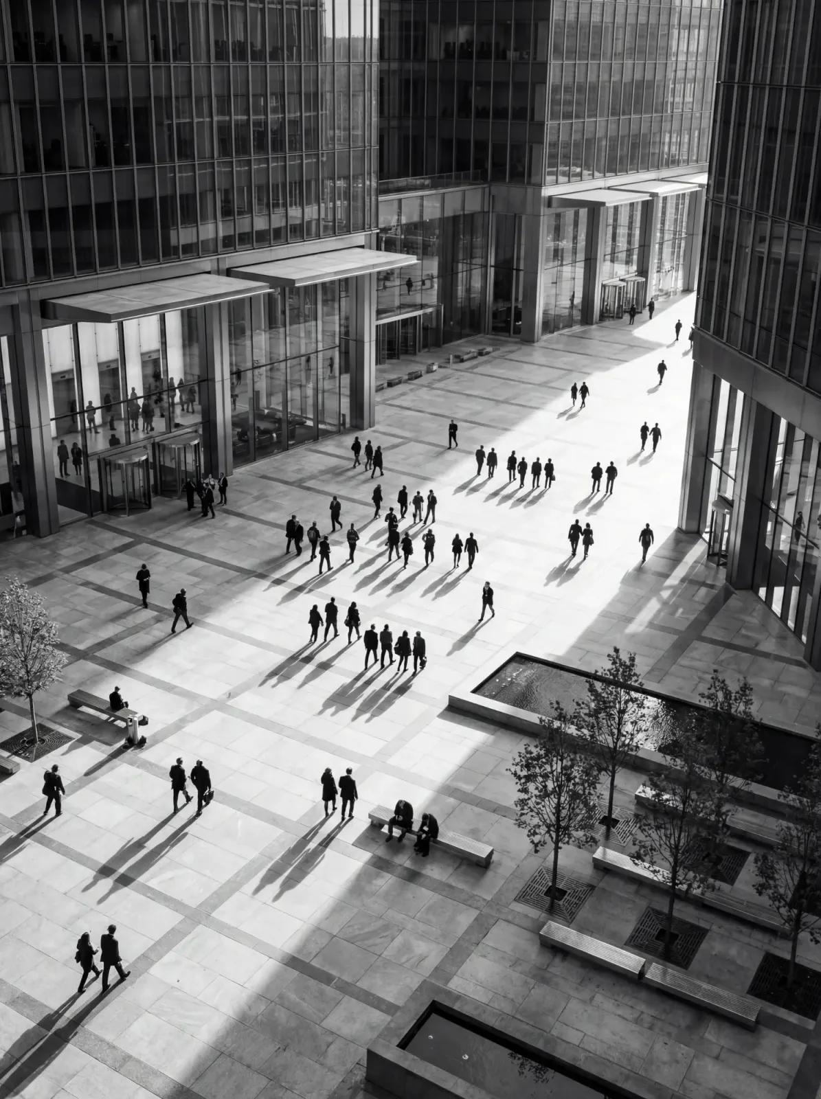 Mensen lopen over een plein tussen kantoortorens in de stad